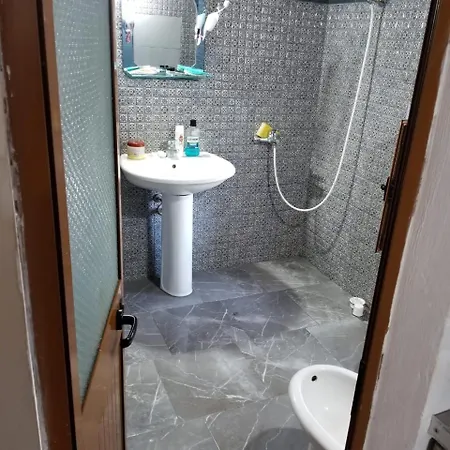 Bujtina Kashnjeti Te Lush Zefi *